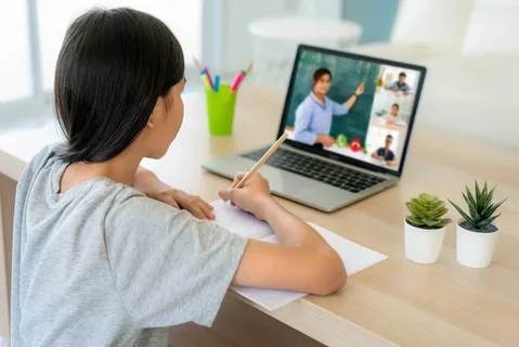 Teacher delivering an online lesson, showcasing effective teaching online
