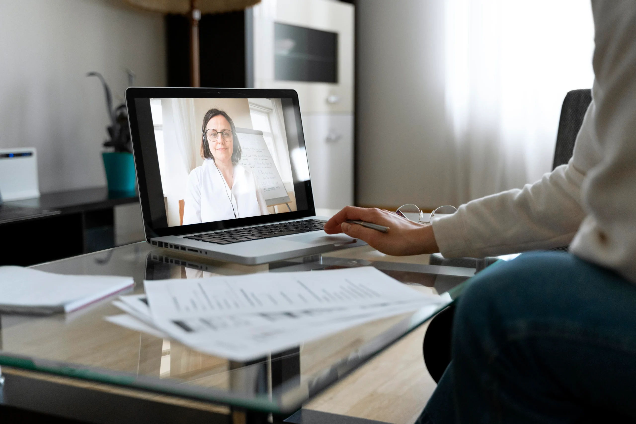 Visual guide showcasing key skills for online teaching, such as effective communication, technology use, engagement techniques, and time management