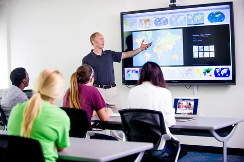 A teacher engaging students through a laptop, illustrating effective strategies to boost student motivation in online teaching.